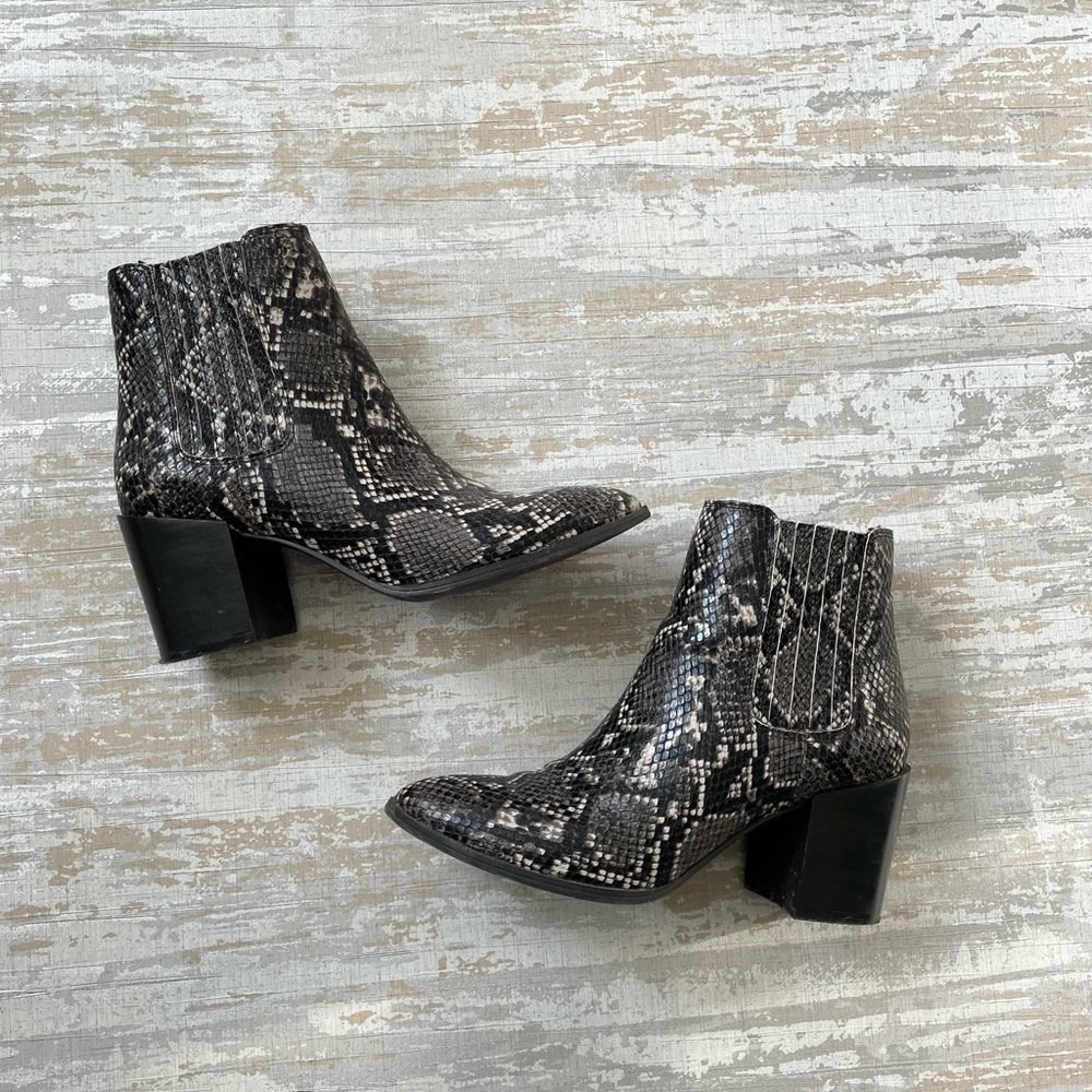 Steve Madden Chelsea stacked heel Boot